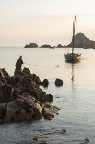 -500 - Le curragh au mouillage