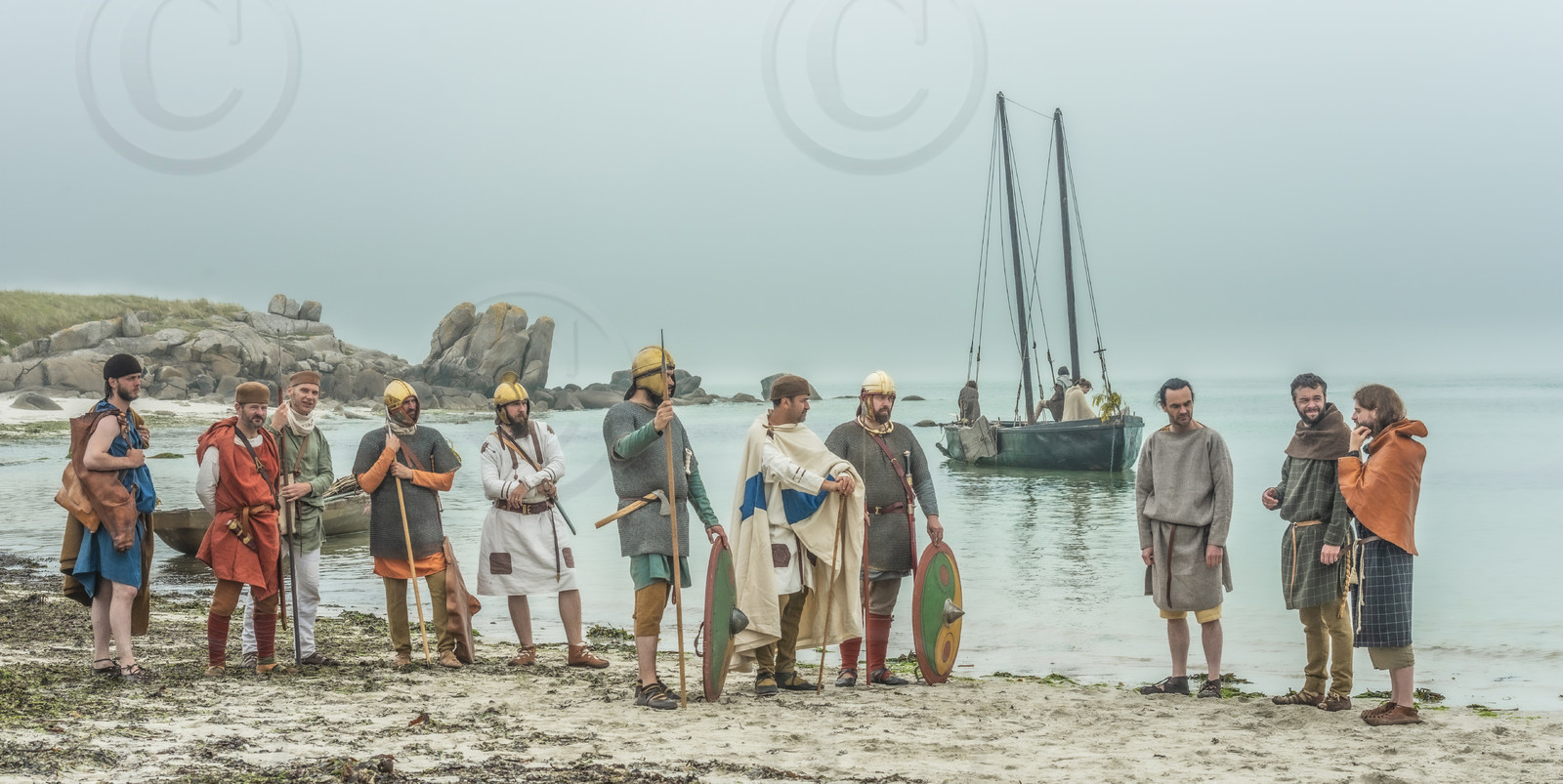 On doit à l'empereur romain Valentinien Ier (364-375) la structuration en 370 du Tractus Armoricani et Nervicani. Un réseau de forteresses s'étalant de l'embouchure de la Loire à celle de l'Escaut : des villes fortifiées, comme Venetis (Vannes) ou Namnetis (Nantes), mais aussi des citadelles comme le castellum de Brest, construit à la fin du IIIe siècle, celui d'Alet, ou l'éperon barré du Yaudet. Trop espacées pour complétement verrouiller l'accès aux côtes aux pirates germaniques ou irlandais, leur rôle principal constituait à sécuriser les routes commerciales de l'Atlantique et de la Manche.Rédigée vers l'an 400 la Notitia Dignitatum renseigne sur les troupes chargées de la défense de ces places fortes. On y retrouve les Mauri Veneti à Venetis (Vannes) et les Mauri osismiaci à Osismis (Brest ou Carhaix), toutes des unités chargées de la garde des frontières. Le nom des deux unités de Maures renvoie à une origine ethnique d'Afrique du Nord. Les Maures étaient notamment réputés pour leurs cavaliers légers. Ces deux corps étaient probablement issus d'une seule unité, répartie sur les territoires des Vénètes et des Osismes. On connaît l'emblème des Mauri osismiaci via plusieurs copies médiévales de la Notitia, il figure deux « esses », version à deux branches du célèbre triskell. Si l’unité a pu conserver des officiers et vétérans d'origine nord-africaine, le recrutement a dû se faire essentiellement sur une base locale une fois la légion installée en territoire osisme, et donc composée potentiellement de Germains et Bretons insulaires mais surtout d'Armoricains. Ici un centenarius, vétéran de l'unité, reçoit des volontaires à l'enrôlement, pendant que d'autres soldats observent la scène.Site : Kerlouan avec le curragh BriocModèles et costumes : Letavia avec Geza Frank et Peter Reinhard Hricak