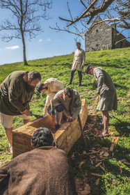 Découvert en 1978 et exposé aujourd'hui au musée de l'abbaye de Landévennec, ce sarcophage en bois parfaitement conservé a été réalisé dans la 2ème moitié du IXe siècle pour un aristocrate breton de l'époque carolingienne. Bien que pillé au XIe siècle, le sarcophage contenait encore les ossements de cet homme, les chaussures, des traces de vêtements. Réexhumé en 1985 lors de fouilles, il a subi un traitement par imprégnation de résine et lyophilisation au Centre d'Etude et de traitement des bois gorgés d'eau de Grenoble pendant 5 ans.