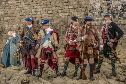 1746 - Après la défaite de Culloden, Bonnie Prince Charlie débarque à Roscoff avec une dizaine de partisans à bord de l'Heureux