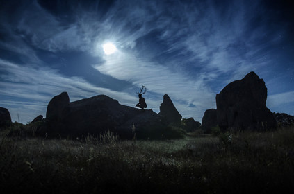 CERNUNNOS - Alignements de Kermario - Carnac CMN. C'est une curieuse parenté que certains scientifiques ont vu entre le nom de l'énigmatique dieu celte Cernunnos aux cornes de cerf et celui de Carnac; entre ce dieu païen psychopompe et maître des cycles saisonniers et de la nature, et Saint-Kornély, le saint patron local, protecteur des bêtes à cornes, qui serait l'héritier christianisé de l'ancienne divinité. ces analogies ouvrent la porte à tous les fantasmes, une transmission des anciennes croyances à travers les âges : culte des ancêtres, de la fécondité et des cycles cosmiques, une chose est sûre le mystère reste entier !